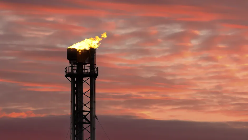 Gasraffinerie mit brennender Gasflamme